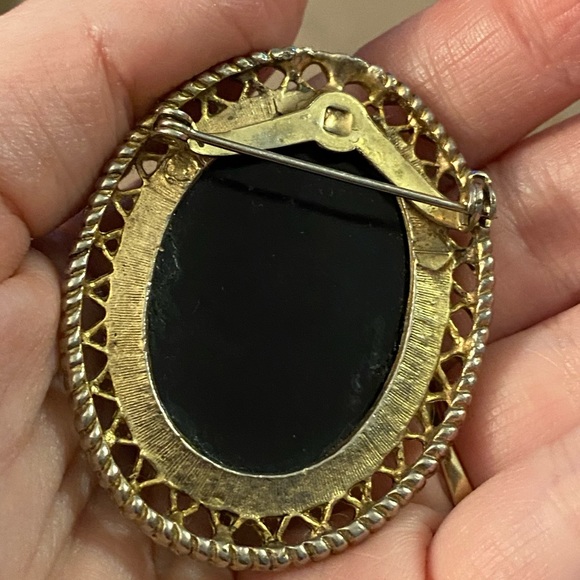 Black Cameo Brooch - Picture 2 of 3